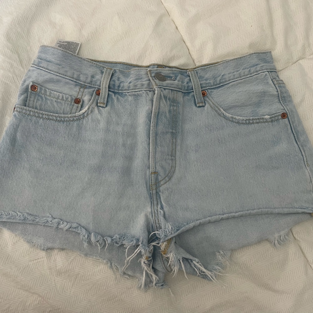 Lightwash Blue Levi Shorts in 501